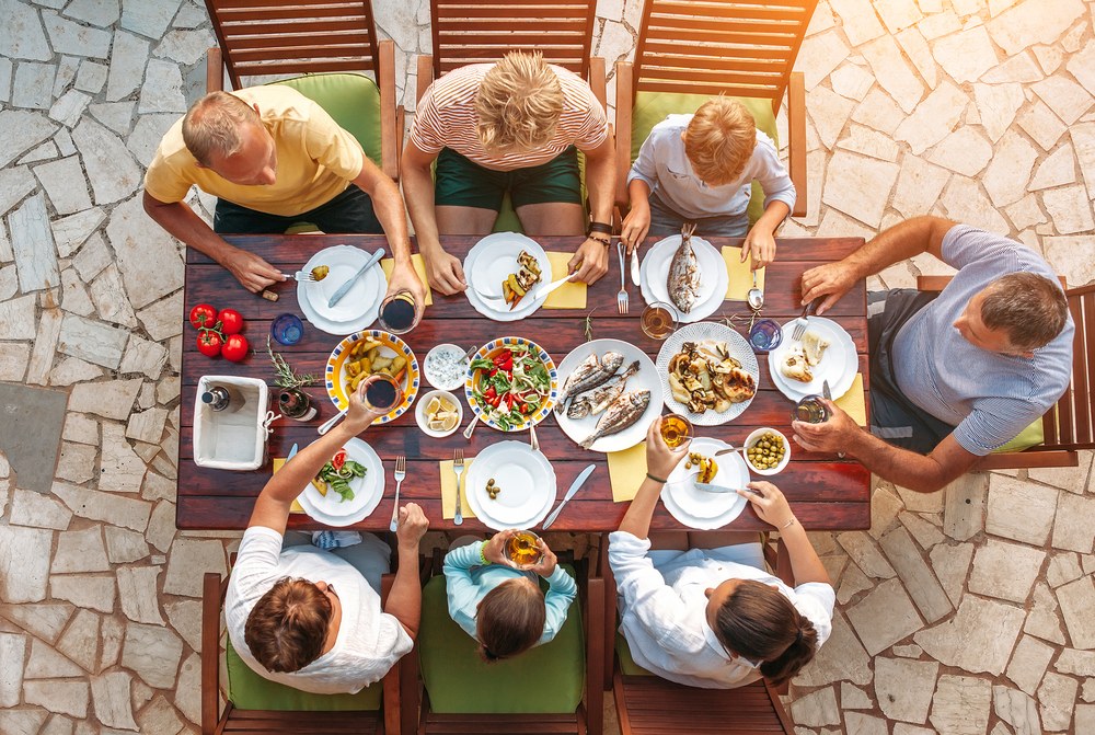 Vhodný jídelní stůl posiluje soudržnost celé rodiny. Nepodceňujte jeho výběr