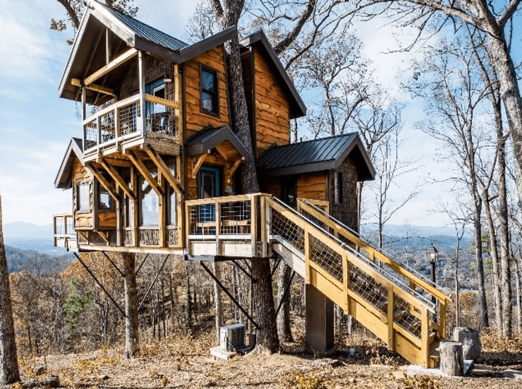 Přáli jste si jako malí mít dům na stromě? Navštivte skutečný dům v korunách stromů, kde můžete bydlet